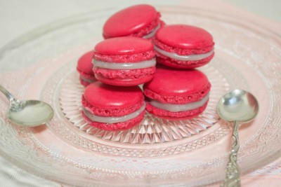 Macarons chocolat blanc, fruits rouges et basilic