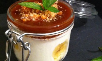 Verrine banane, fromage blanc, caramel, crumble