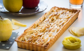 Tarte aux pommes sur lit de compote, pâte sablée à l'amande