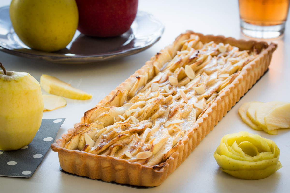 Tarte aux pommes sur lit de compote, pâte sablée à l'amande