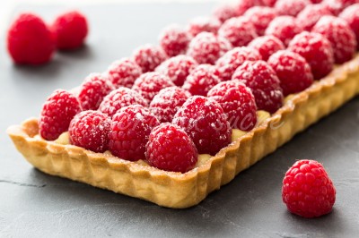 Tarte aux framboises, pâte sablée amandes et crème pâtissière vanillée