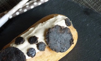 Éclair au sésame noir et au combava