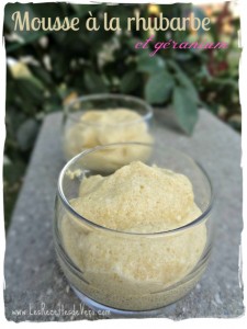 Mousse à la rhubarbe et géranium