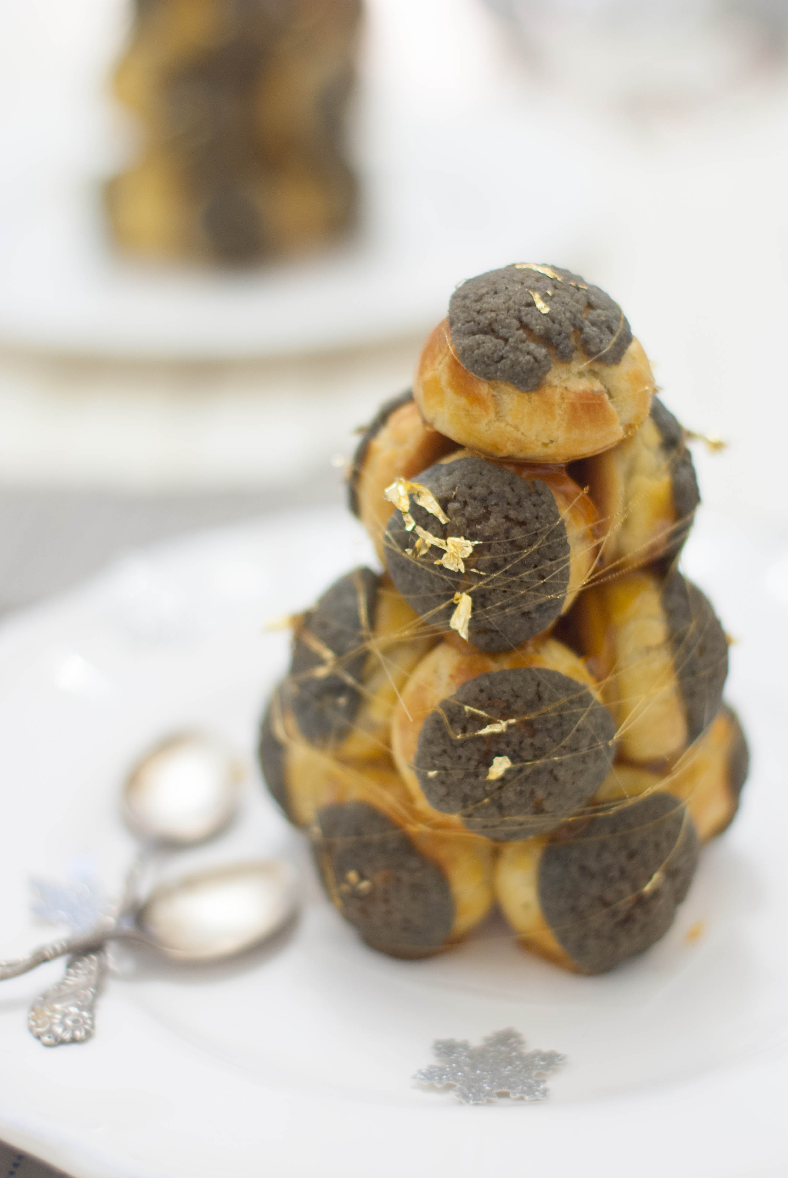 Choux chic en or et noir