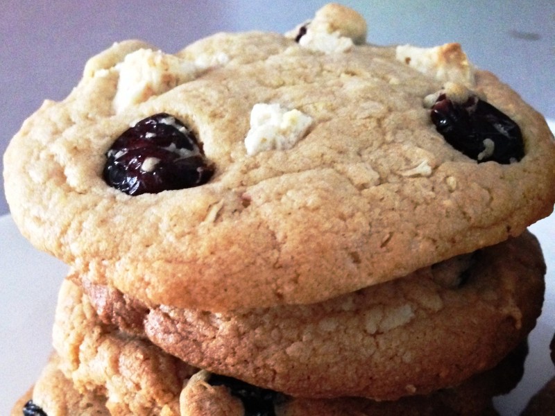 Cookies chocolat blanc, noix de coco, cranberries - CakesndSweets.fr