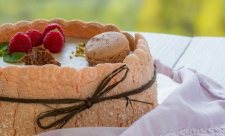 Charlotte framboises chocolat sur lit de dacquoise amandes noisettes