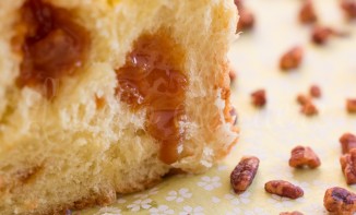 brioche caramel au beurre salé coulant et ses pépites de noix de pécan caramélisées