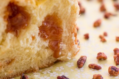 brioche caramel au beurre salé coulant et ses pépites de noix de pécan caramélisées